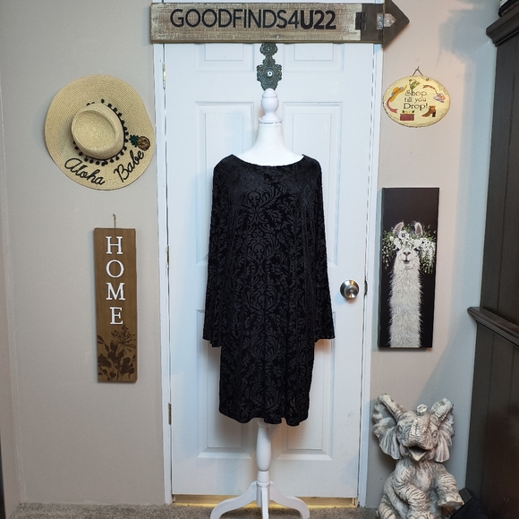 BEIGE BY ECI Black Textured Velvet Bell Sleeve Shift Midi Dress sz Large Goth - Picture 1 of 10